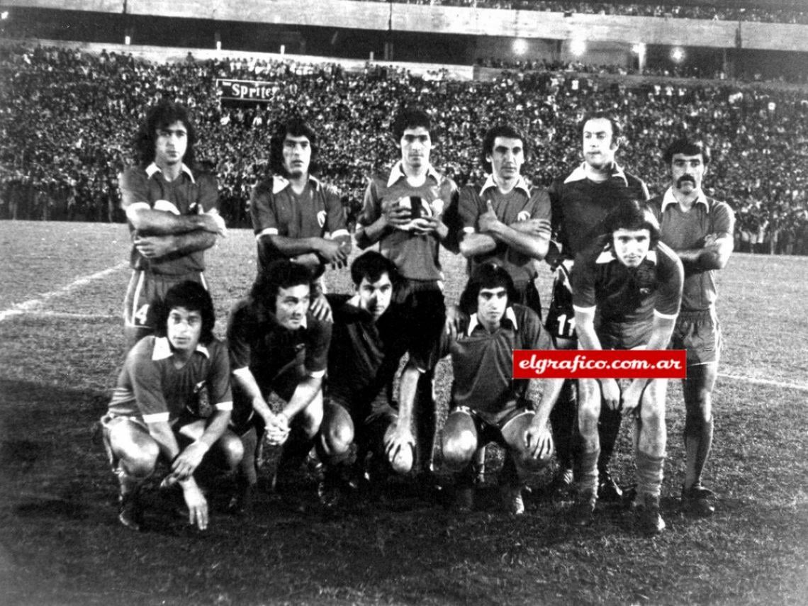 Imagen Independiente formó en el partido desempate frente a Unión Española con: José Alberto Pérez, Eduardo Commisso, Miguel Ángel López, Francisco Sá, Ricardo Pavoni, Alejandro Semenewicz, Rubén Galván, Ricardo Bochini, Agustín Balbuena, Ricardo Ruiz Moreno y Daniel Bertoni