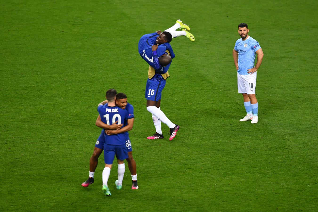 Zouma y Kanté jugando como niños y el Kun padeciendo una de las derrotas más dolorosas de su carrera.