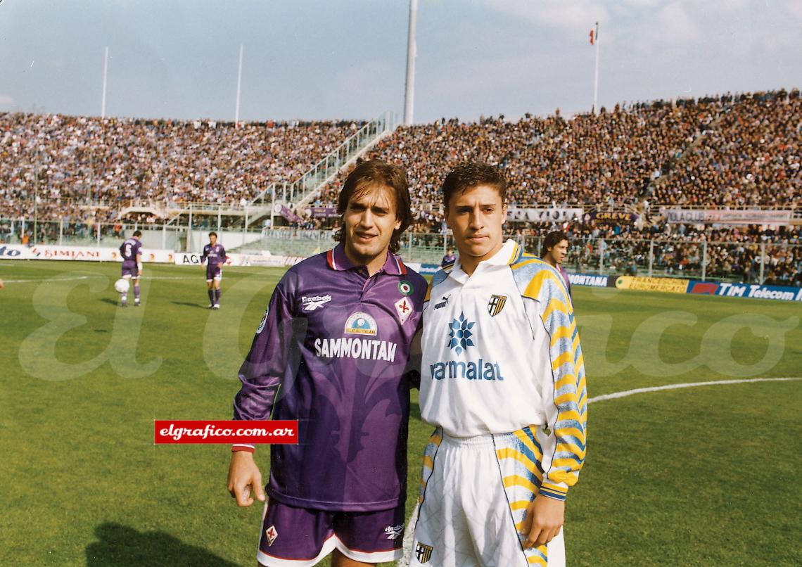 Imagen Si bien Bielsa no consideraba que podían jugar juntos, Batistuta y Crespo fueron grandes goleadores en todos los equipos que jugaron. En esta oportunidad posan en la previa de un partido entre Fiorentina y Parma.