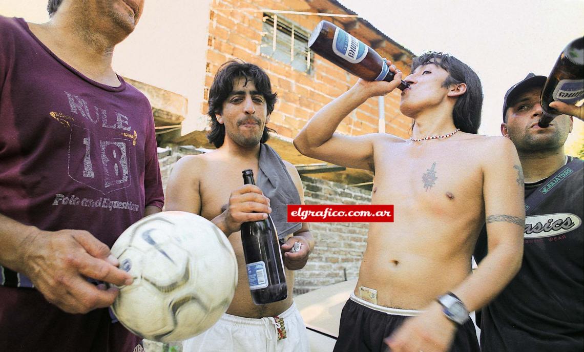 Nada mejor que una cerveza para esperar el partido. “Si está fría, joya; si no, no importa...”