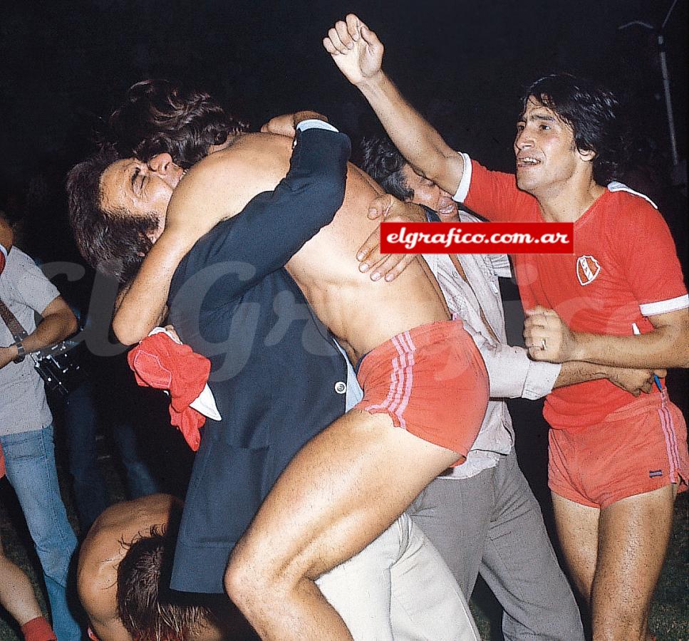 Imagen El abrazo eterno con sus jugadores, ante la mirada de Villaverde. La hazaña frente a Talleres.