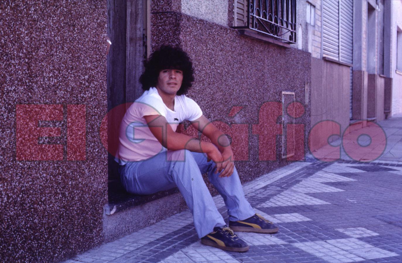 Maradona en la puerta de Lascano 2257