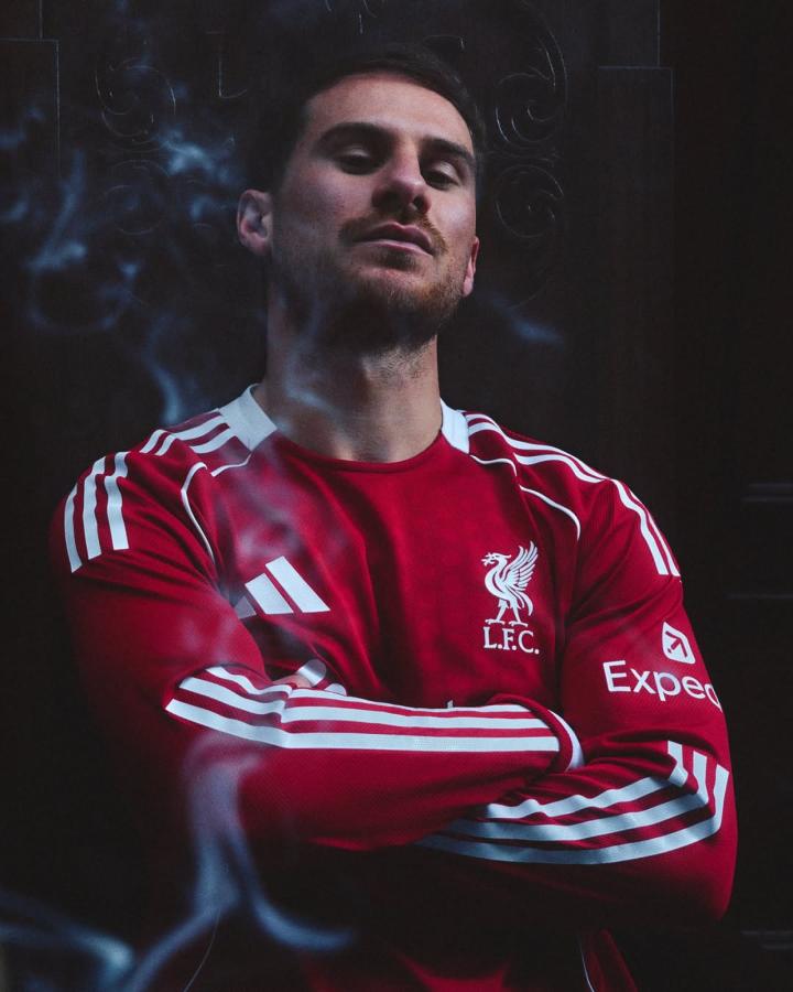 Imagen Alexis Mac Allister con la camiseta titular manga larga de Liverpool.