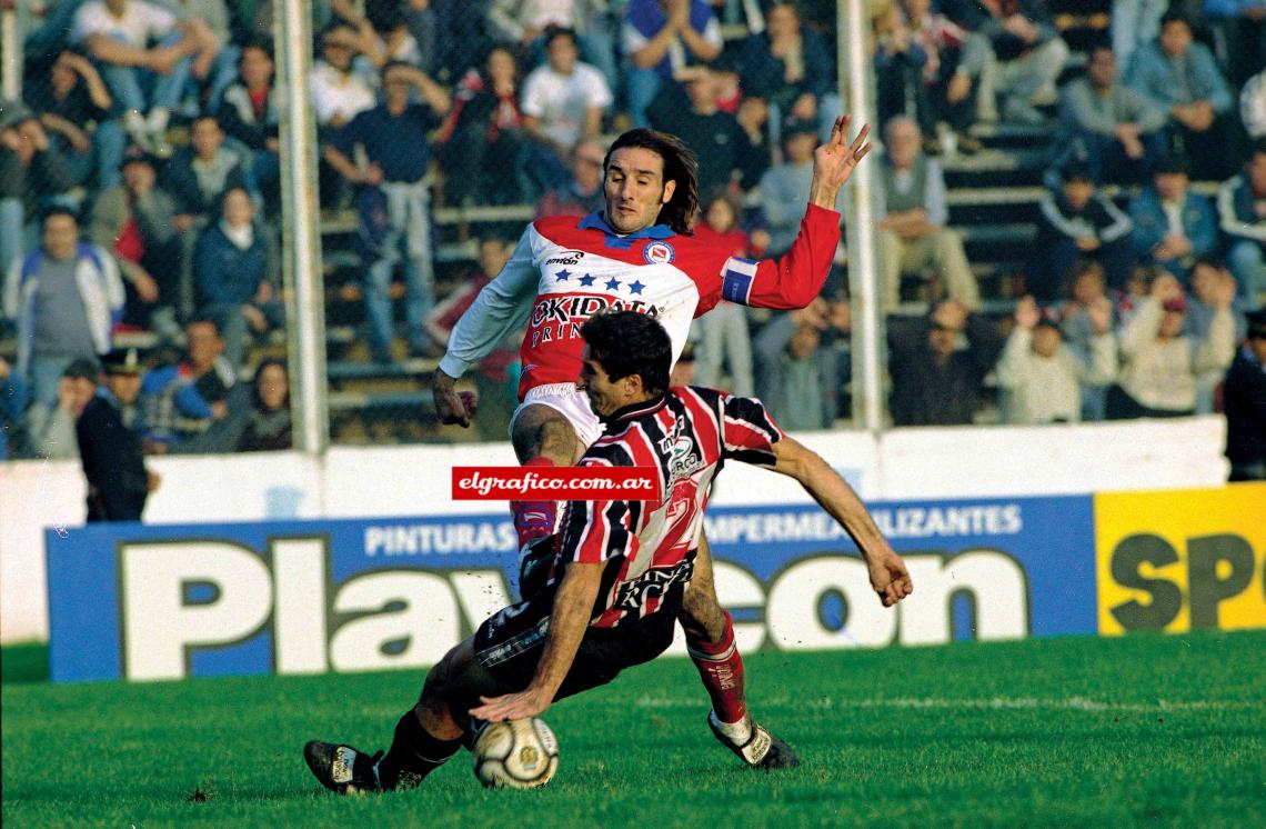 Imagen Suerte que son hermanos. Fabio Schiavi, jugando para Chacarita, choca con Rolando que defendía la camiseta de Argentinos Juniors.