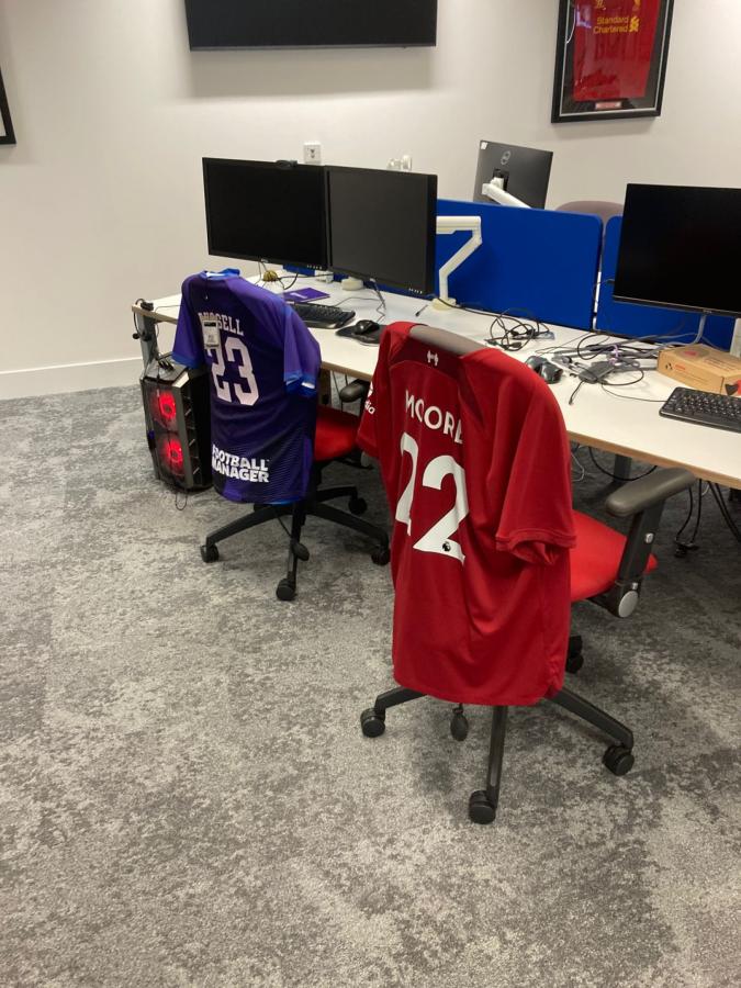 Imagen Los empleados deciden qué camiseta quieren en su silla con su nombre y número.