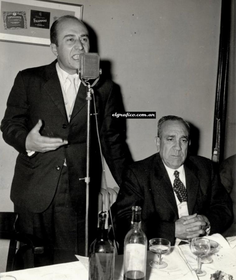 Imagen Panzeri hablando en la despedida de Ricardo Lorenzo "Borocotó" de El Gráfico.