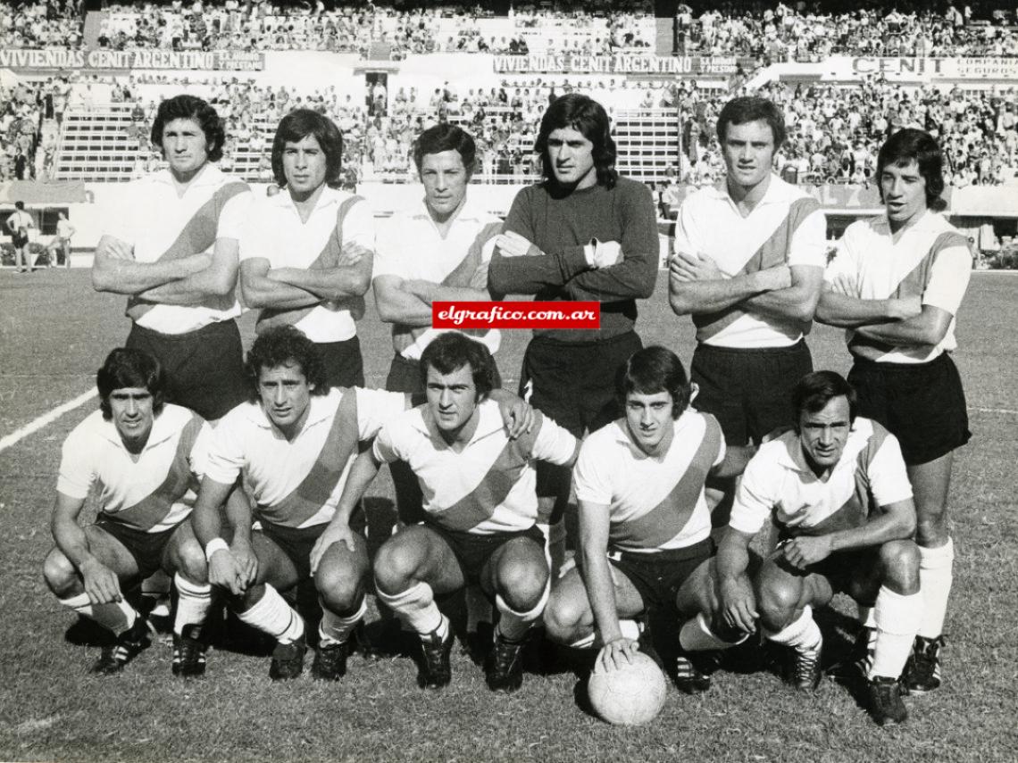Imagen Una de las formaciones de River Plate en el Metropolitano de 1975, campeones tras 18 años. Parados: Artico, Comelles, Raimondo, Fillol, Perfumo y Héctor López. Agachados: Pedro González, Juan J. López, Morete, Alonso y Mas.