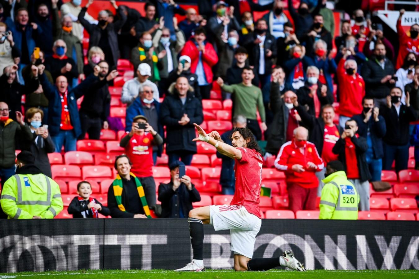 Imagen Primer festejo de Edinson Cavani en Old Trafford con público en las tribunas.