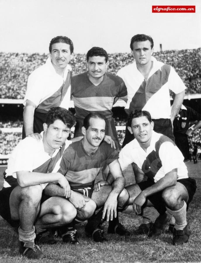 Imagen 1956. Jugadores de River y Boca posando fraternalmente antes de un superclásico: Ángel Labruna, Francisco Lombardo, Federico Vairo, Enrique Sívori, Ernesto Cucchiaroni y Roberto Zárate.