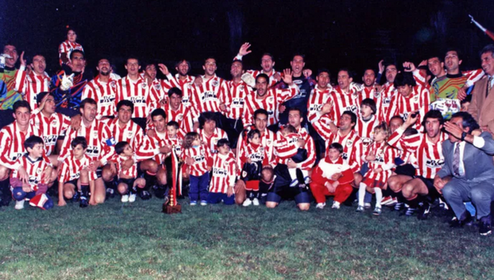 Imagen La Brujita fue parte del plantel de Estudiantes dirigido por Russo que logró el ascenso. 