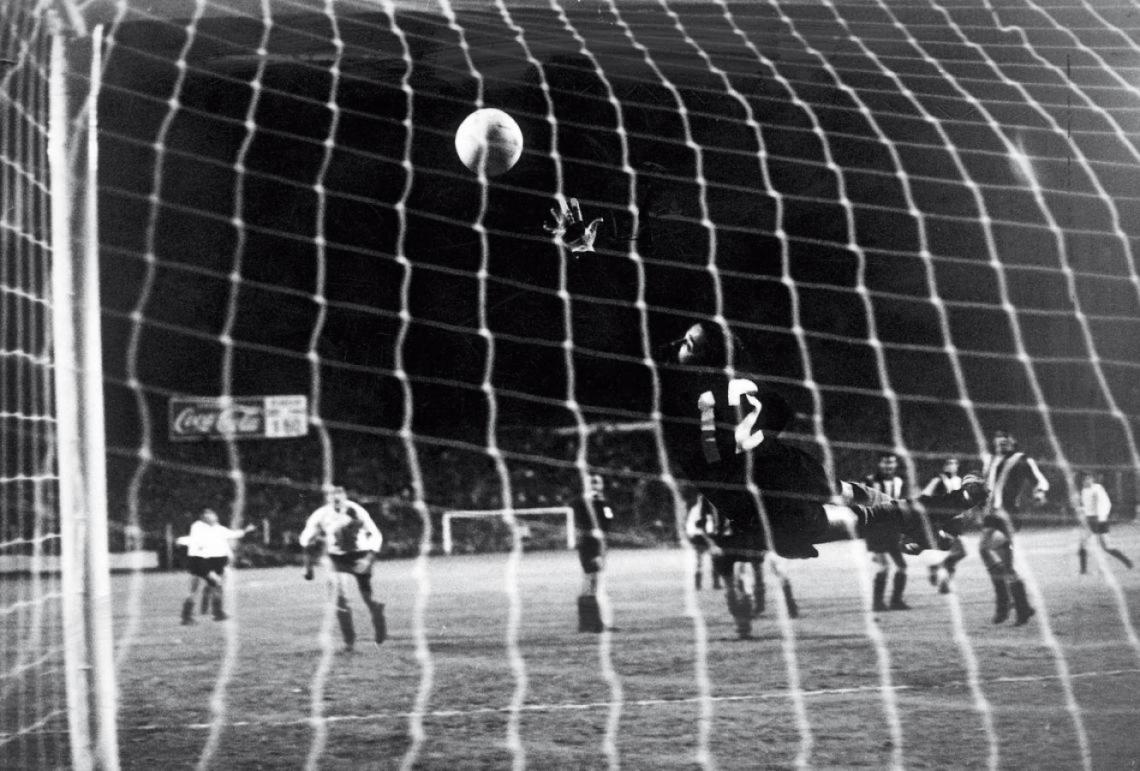 Imagen Gol de Togneri ante Peñarol. Fue en la primera final de la Libertadores 1970.