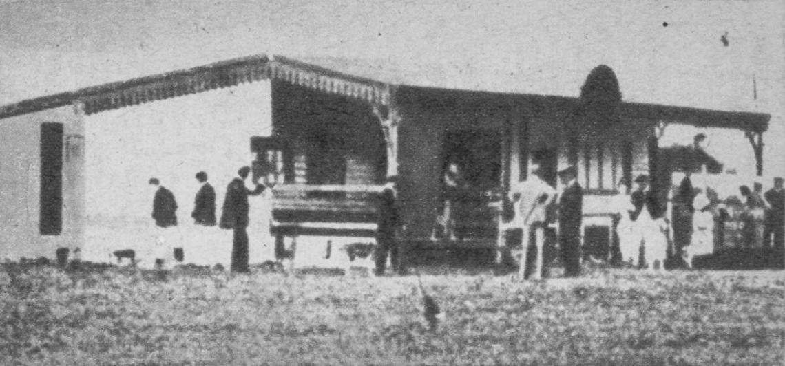 Imagen La primera casilla que tuvo el Belgrano fue la que aparece en la presente fotografía y que era la vieja estación ferrocarrilera del Parque Tres de Febrero. Hasta tenía sus aberturas de las boleterías y demás.