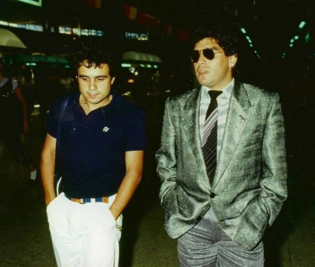 Maradona y Arcucci, en una de tantas caminatas, el periodista y el amigo.
