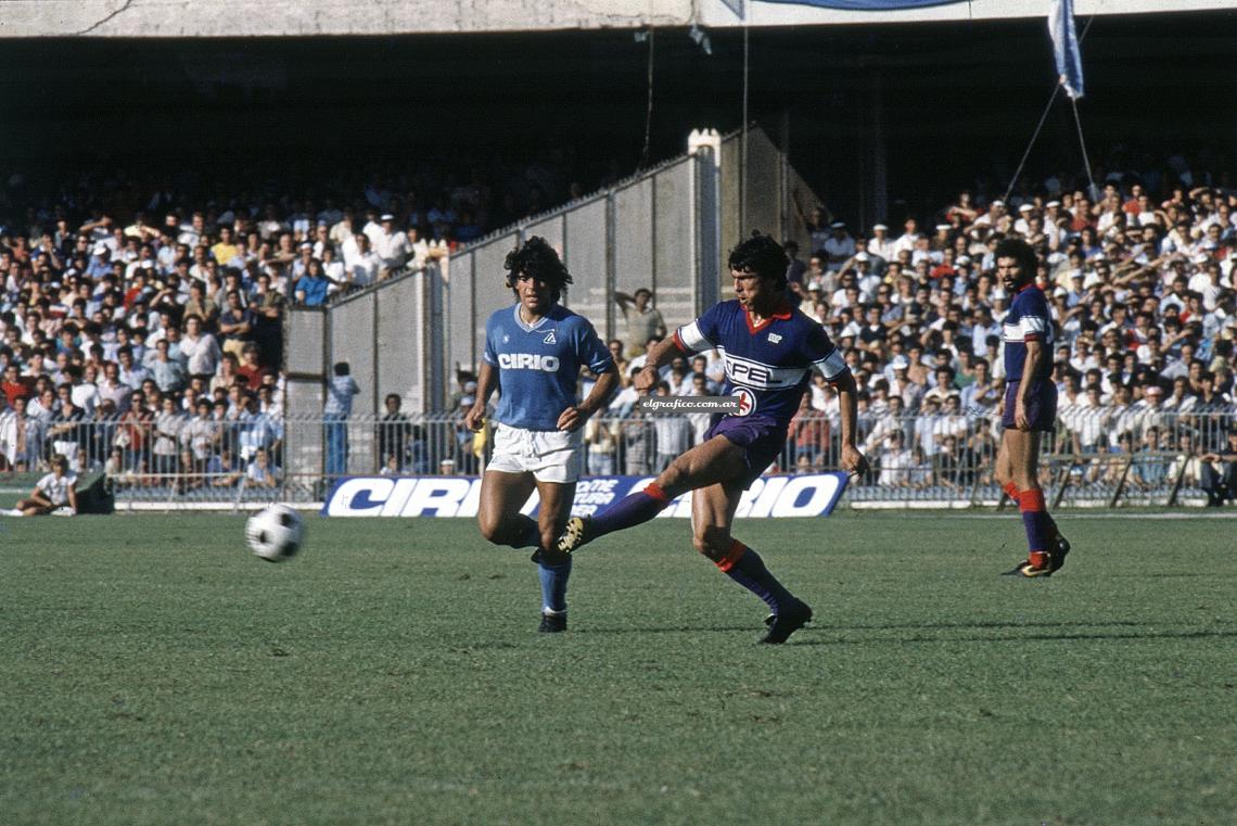 Imagen El fútbol sudamericano al más alto nivel. Juegan Napoli-Florentina. Passarella domina la pelota ante su rival, Diego Armando Maradona. Más atrás. el brasileño Sócrates.