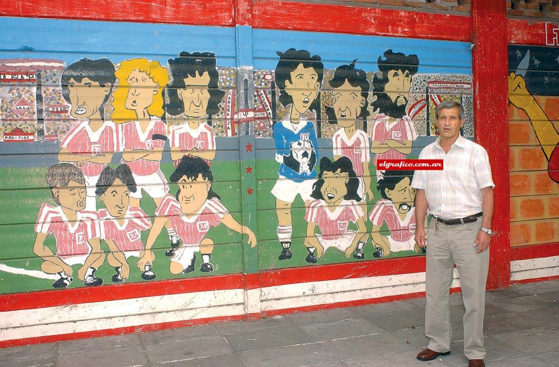 José Yudica, el DT de aquel Argentinos que también quedó pintado en la memoria de todos los hinchas del fútbol, completa el cuadro.