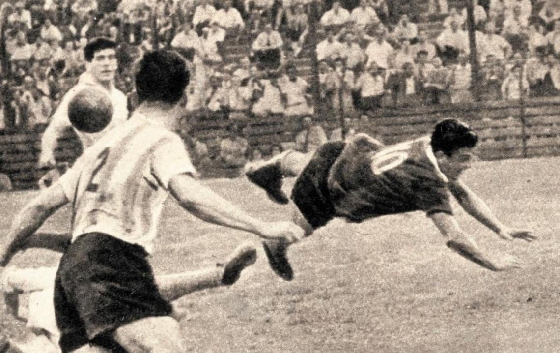Así jugó Villegas, zambulléndose, chocando, pretendiendo romper el bulto de piernas y adversarios.
