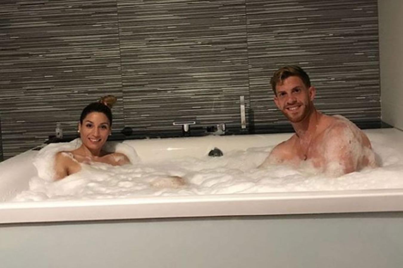 Imagen Ansaldi compartió una foto de él y su mujer en el Jacuzzi en su Instagram. Luego fue borrada.