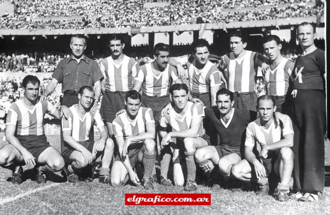 Imagen ARGENTINA CAMPEON SUDAMERICANO 1946. El equipo que venció a Brasil y se consagró campeón : Guillermo Stábile (DT), De la Mata, Méndez, Pedenera, Labruna, Loustau (arriba). Salomón, Sobrero, Fonda, Strembel, Vacca (arquero) y Pescia. Mezcla exacta de calidad 