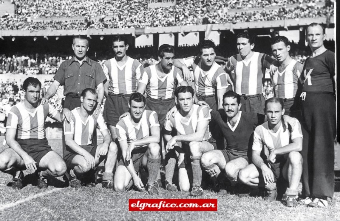 Imagen ARGENTINA CAMPEON SUDAMERICANO 1946. El equipo que venció a Brasil y se consagró campeón : Guillermo Stábile (DT), De la Mata, Méndez, Pedenera, Labruna, Loustau (arriba). Salomón, Sobrero, Fonda, Strembel, Vacca (arquero) y Pescia. Mezcla exacta de calidad