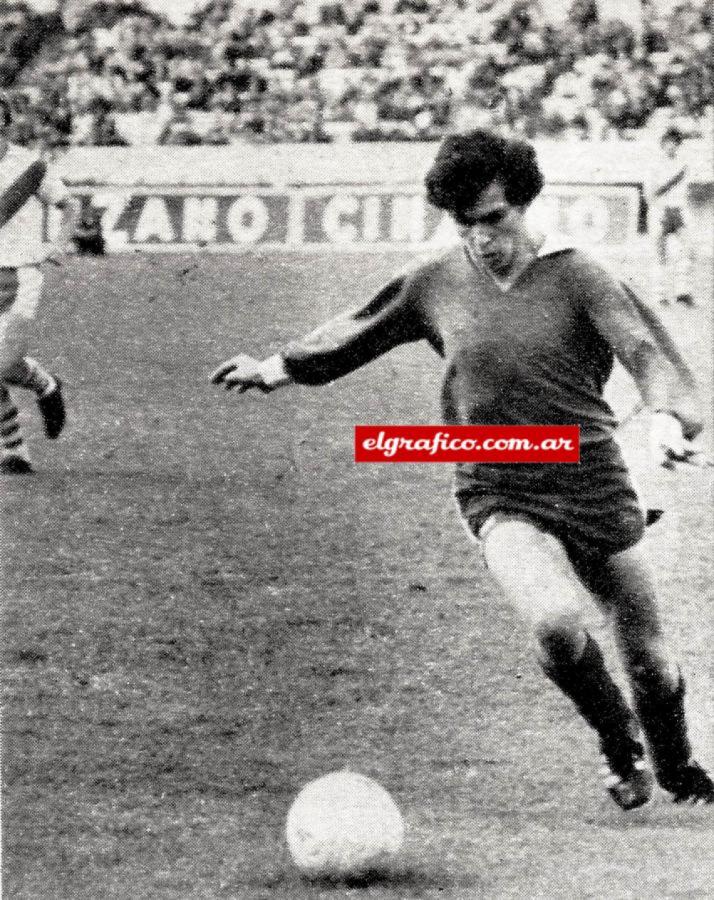 Imagen 25 de Junio de 1972. Faltando 16 minutos para que termine el partido con River, Bochini reemplaza a Hugo Saggiorato en el Monumental. Fue su primer partido en primera.