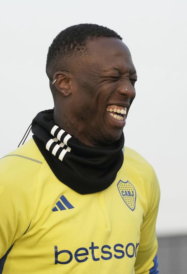 Imagen Luis Advíncula no retornaría de la Selección de Perú para jugar contra Vélez.
