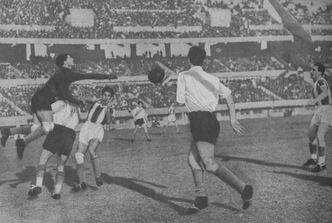 sco, arquero de River Plate, aleja una pelota mediante un golpe de piño evitando así que Sanz se apoderar de la ball. Tuvo Banfield situaciones muy propicias, pero en auxilio del guardavalla local acudió el travesaño en tres peligrosas situaciones.