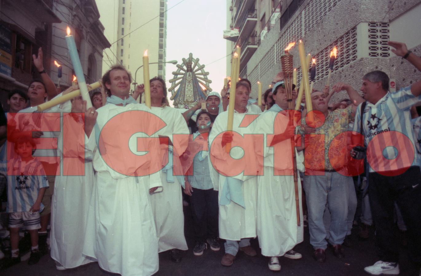 Velas y antorchas durante la procesión