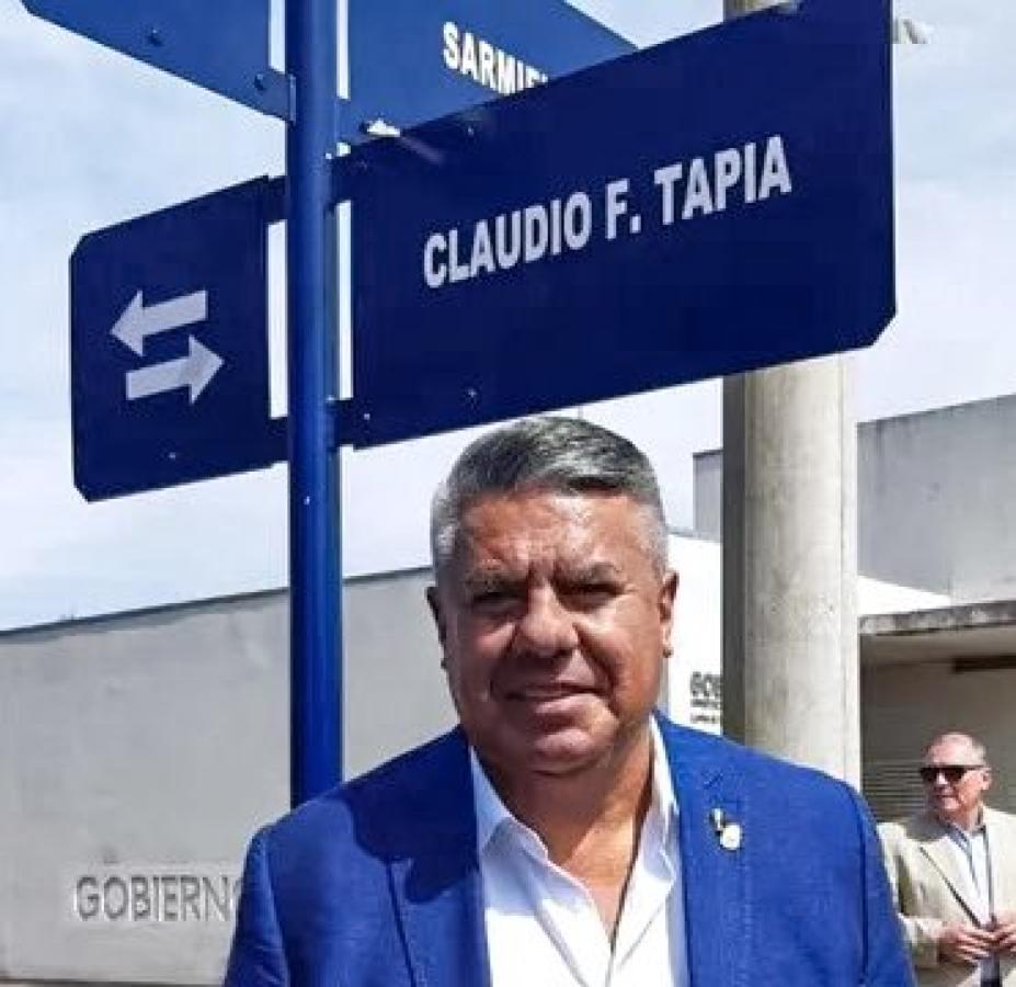 Imagen Chiqui Tapia y su felicidad por el reconocimiento.