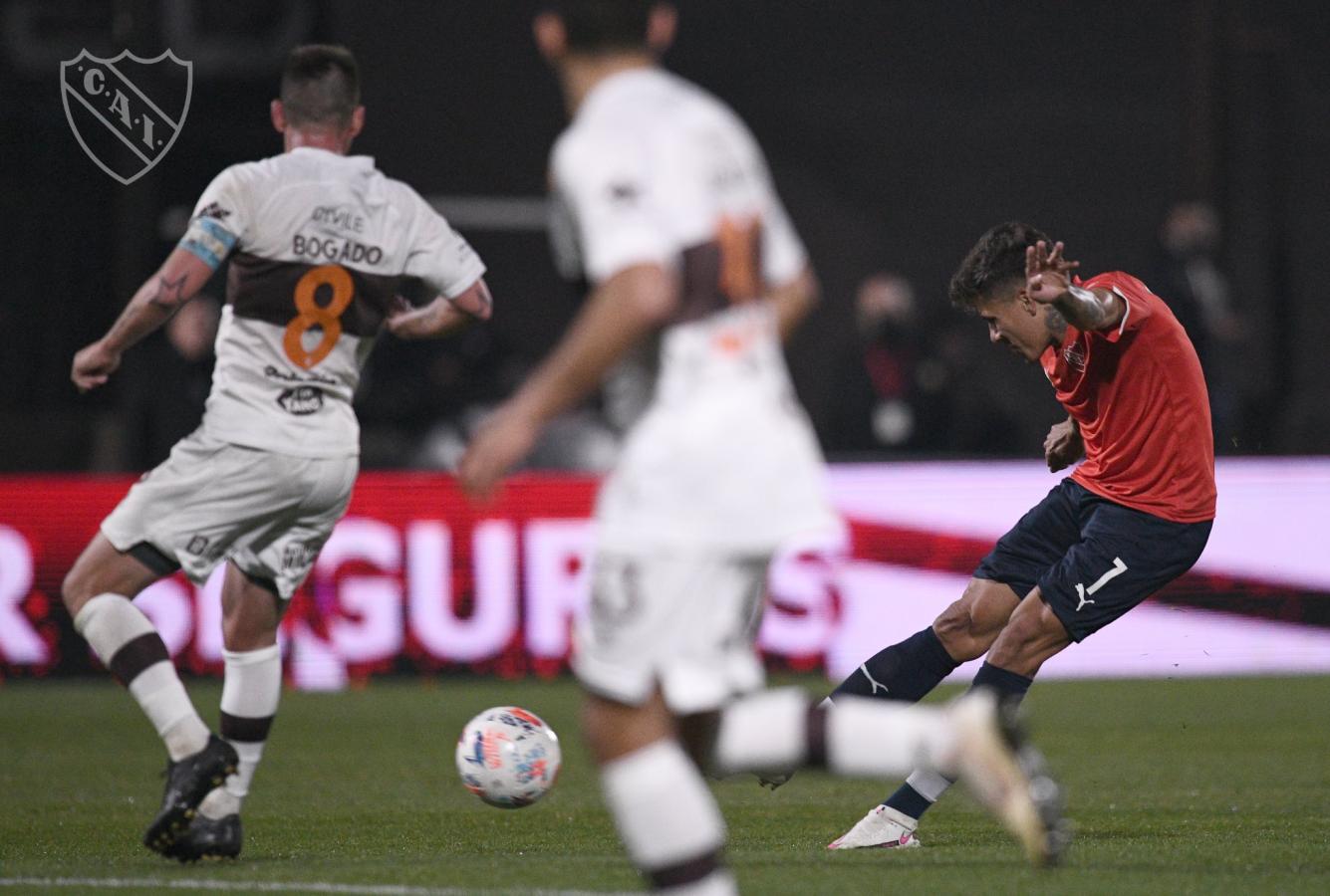 Andrés Roa marcó la igualdad con este disparo que luego sufriría un desvío en el camino. Foto: @Independiente
