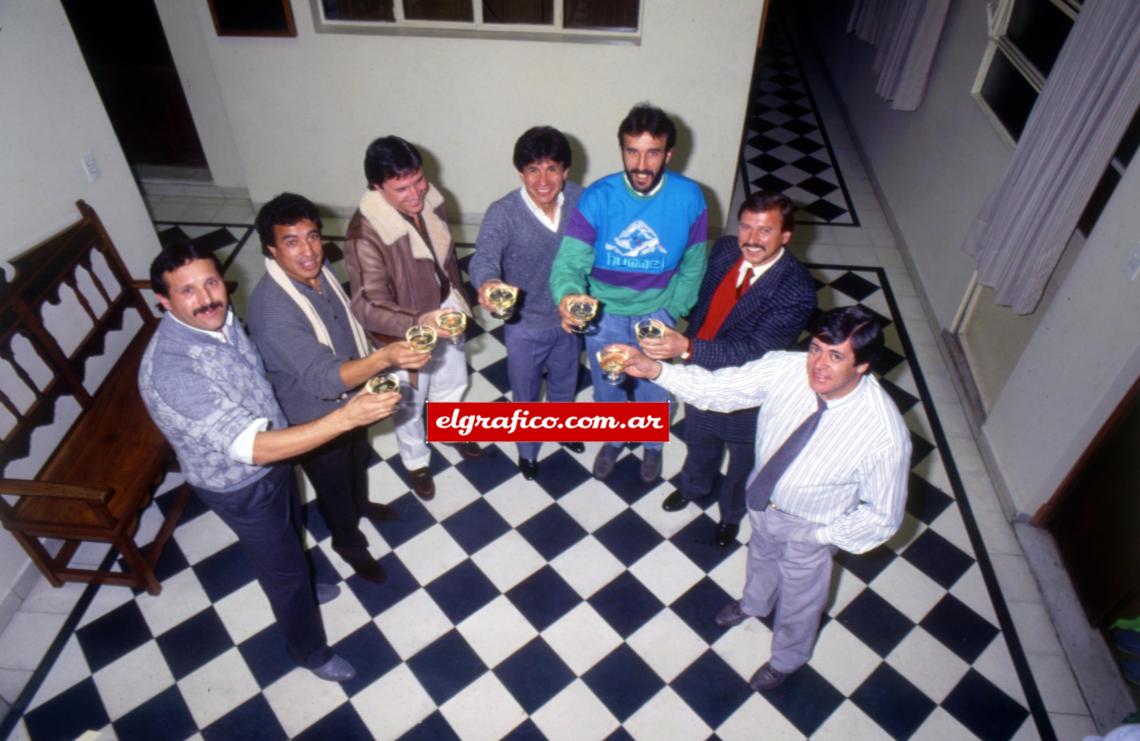 Imagen El reencuentro en 1988 de Luque, Gallego, Bertoni, Galván, Villa, Larrosa y Houseman.