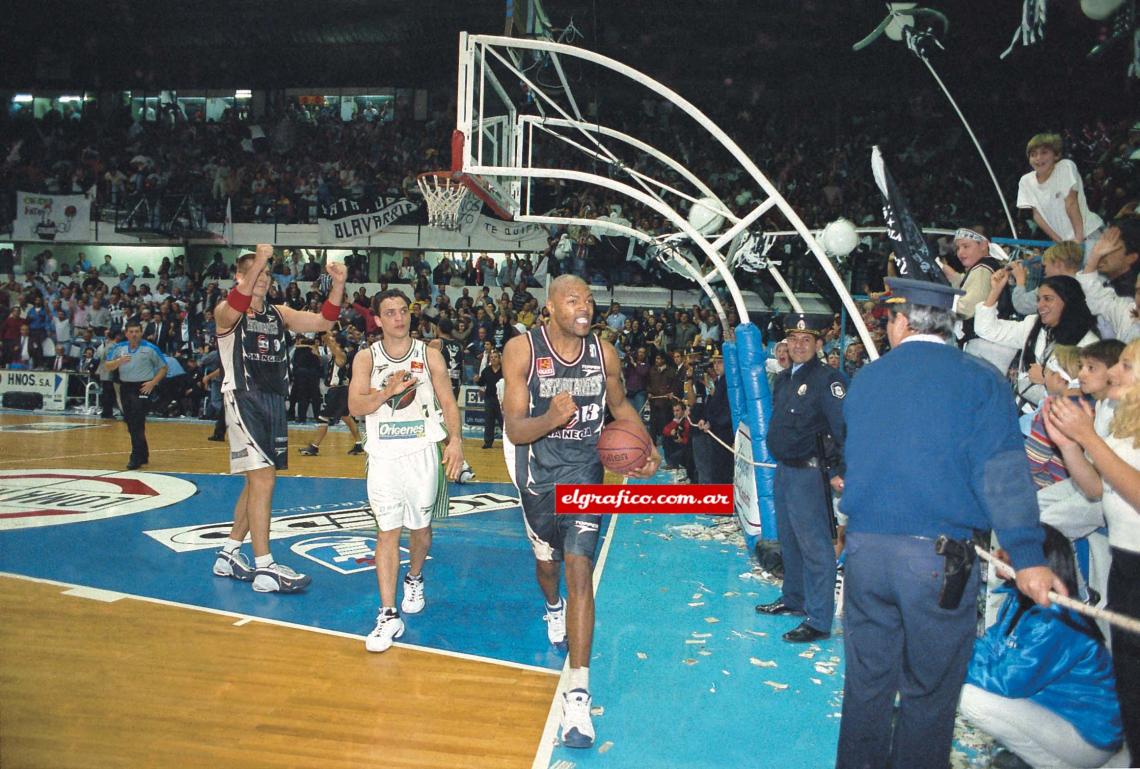 Estudiantes de Olavarría 1999/2000 (festeja J. J. Eubanks) con campaña récord: 80,3% de triunfos.
