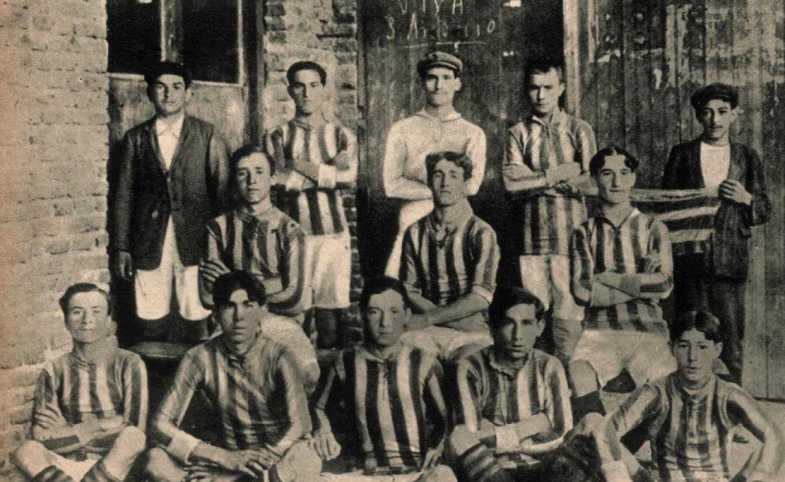 Imagen Los Forzosos de Almagro en pose, allá por 1907. Ellos fueron la base del futuro San Lorenzo. El team que jugaba por la Liga Don Bosco, arriba: Nicolás Romero, José Vázquez (arquero suplente), José Coll; en el medio: Federico Monti, Aníbal Assali, José Gorena; abajo: José Colazurdo, Manuel Maidana, Francisco Xarau, Julio Maidana, Luis Gianella. Falta el arquero titular, Luis Manara. Un año después nacía San Lorenzo. 