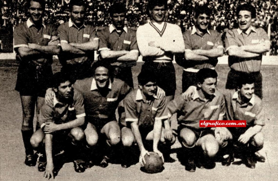 Imagen Independiente volvió a ser campeón en 1960, después de doce años espera, con este equipo que se afirmaba en la dureza granítica de su bloque defensivo. Arriba: Jorge Maldonado, Rubén Marino Navarro, Roberto Ferreira, Osvaldo Toriani, Raúl Decaria, Alcides Silveira. Abajo: José Vázquez, Vladas Doukas, Ramón Abeledo, D'Ascenzo, Ricardo Giménez. Faltan en esta formación dos figuras fundamentales de esta temporada: el uruguayo Tomás Rolán, notable marcador lateral izquierdo, de tanta técnica como temperamento, y el eximio centro delantero Walter Jiménez. Los rojos pelearon todo el campeonato con Argentinos Juniors, que terminó segundo junto con River