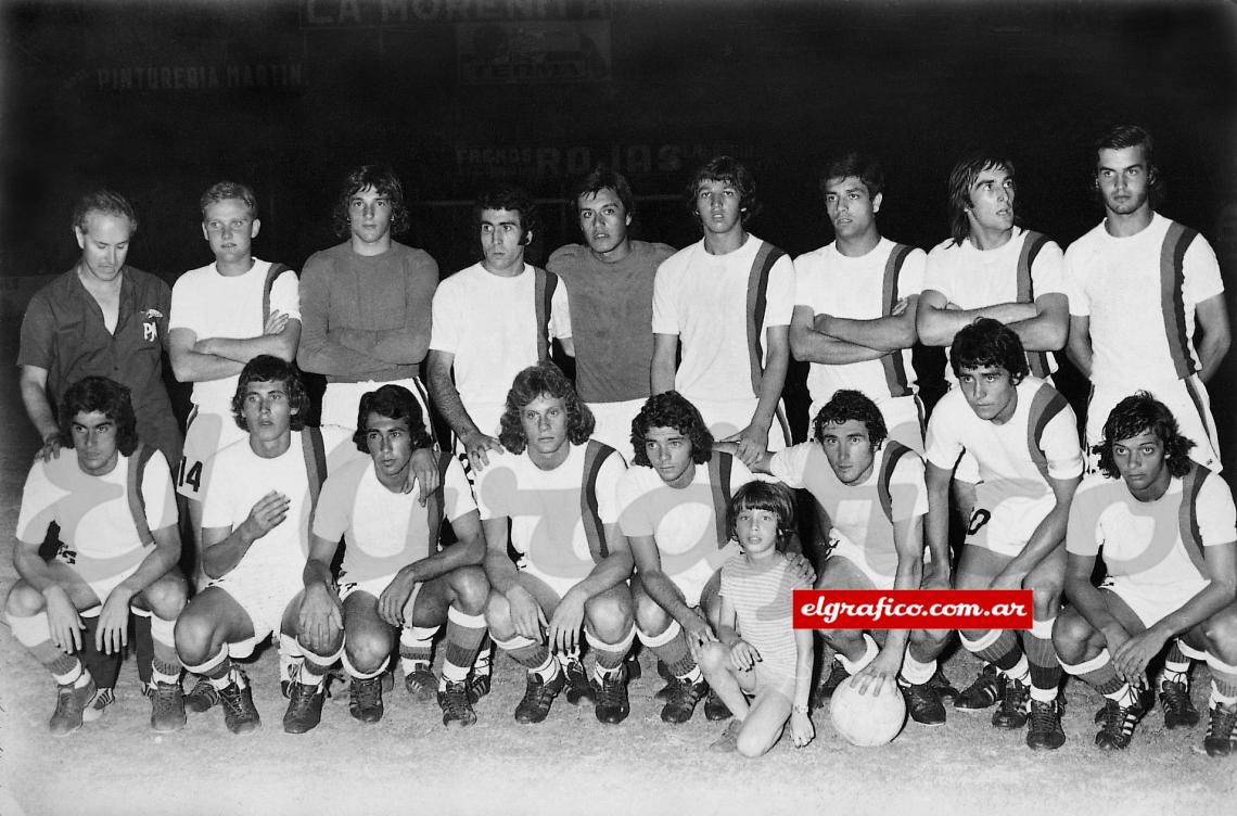 Una curiosidad del archivo. Valdano se fue de Newell’s a España en 1975; Bielsa debutó en la Lepra el 29/2/1976, con lo que no coincidieron en el equipo mayor. Sin embargo, en esta foto del año 75 se los ve a los dos: Valdano el segundo agachado desde la izquierda; el Loco, imposible no identificarlo. Valdano supone que puede ser un partido de reserva.