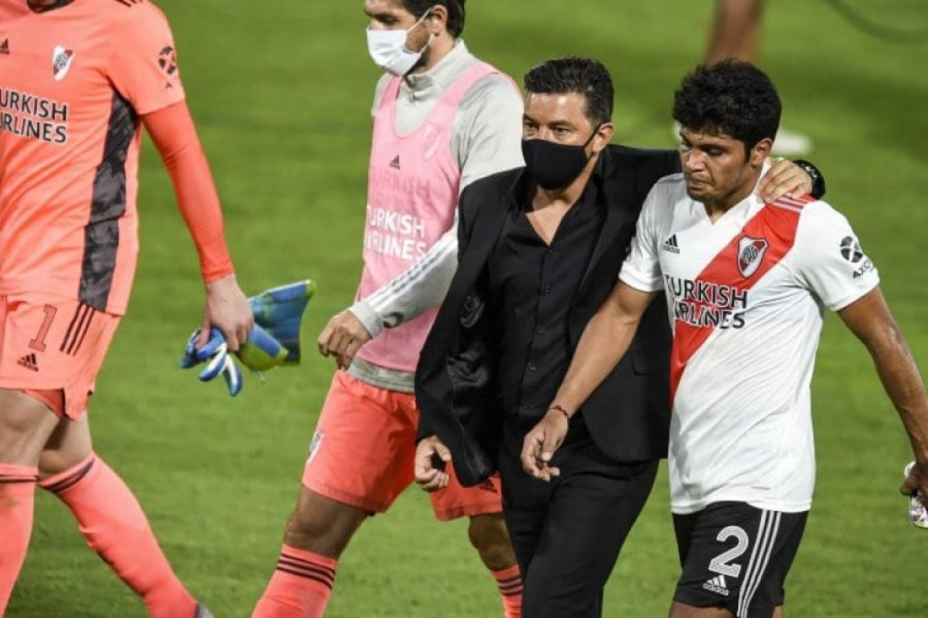 Gallardo y su famoso reto al Sicario Rojas, por no haber cortado con falta a Tevez, en la previa del empate de Villa.