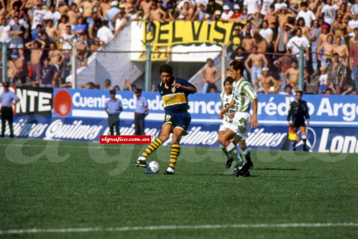 Imagen Siempre la pelota pegada al pie. Riquelme demuestra su clase frente a Banfield en 1997.