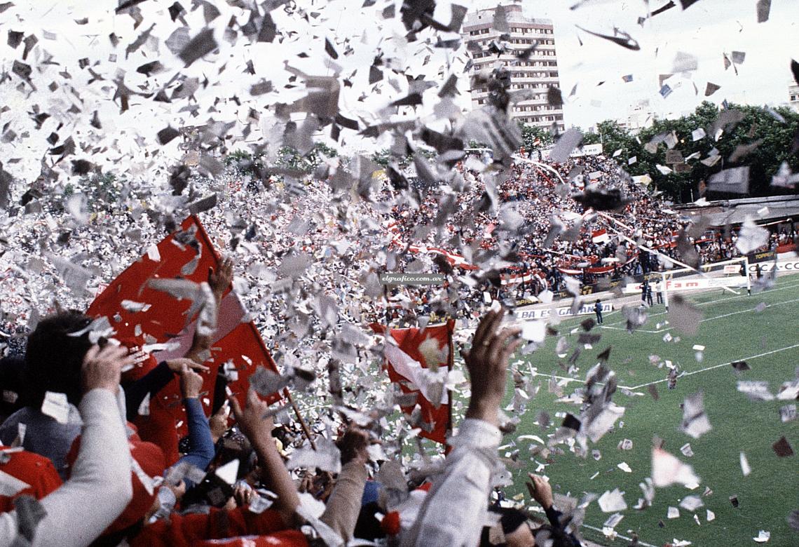 Imagen 17.25. Aparece Argentinos Juniors y estalla el delirio que anuncia un campeonato. Tiembla el estadio —qué ironía— de Ferro Carril Oeste. Comienza el suspenso en dos ciudades. Una jornada apasionante... 