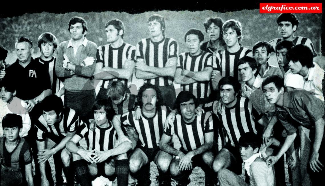 El equipo titular de Central que salió a disputar el partido final frente a San Lorenzo. Arriba: M. Killer, Menutti, Pascuttini, Landucci, J. González y Fanesi. Abajo: Bóveda, Aimar, Poy, Colman y Gramajo.