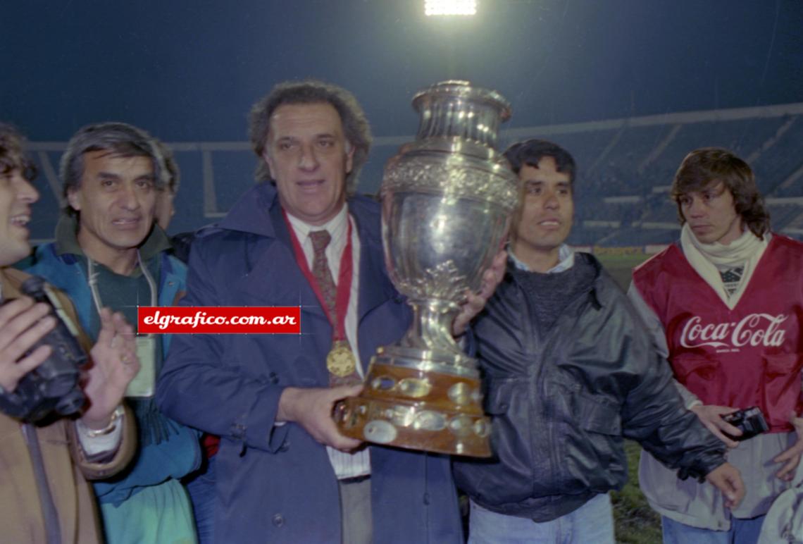 Imagen Coco y la copa. En 1993 repetiría el título en Ecuador.