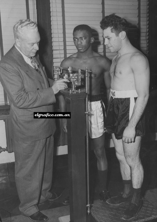 Pesaje antes de pelear con Ike Williams.