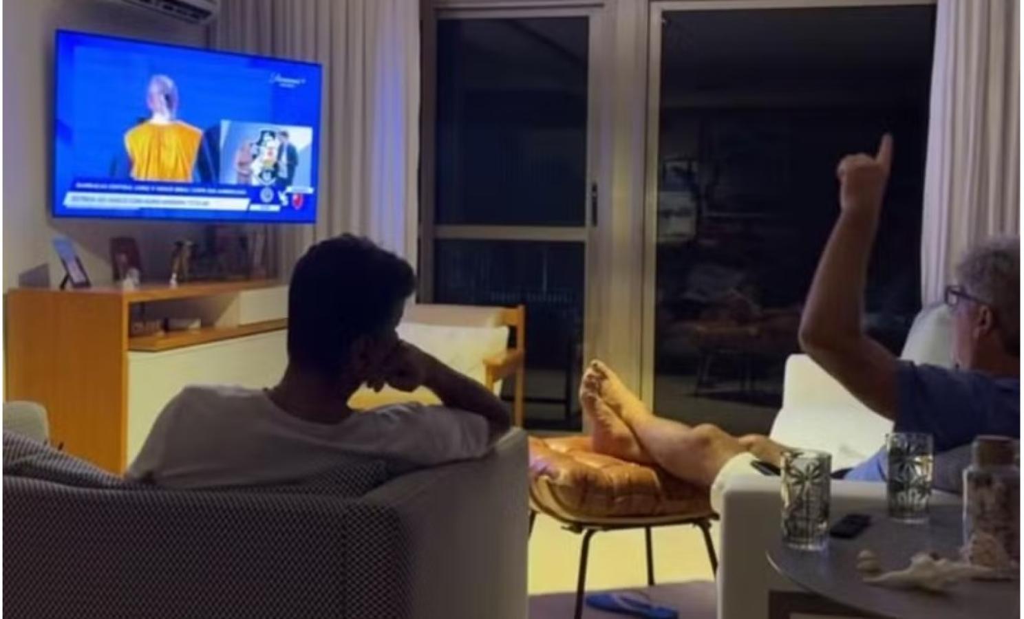 Imagen Renato Gaucho en su casa de Río de Janeiro mirando el partido por TV