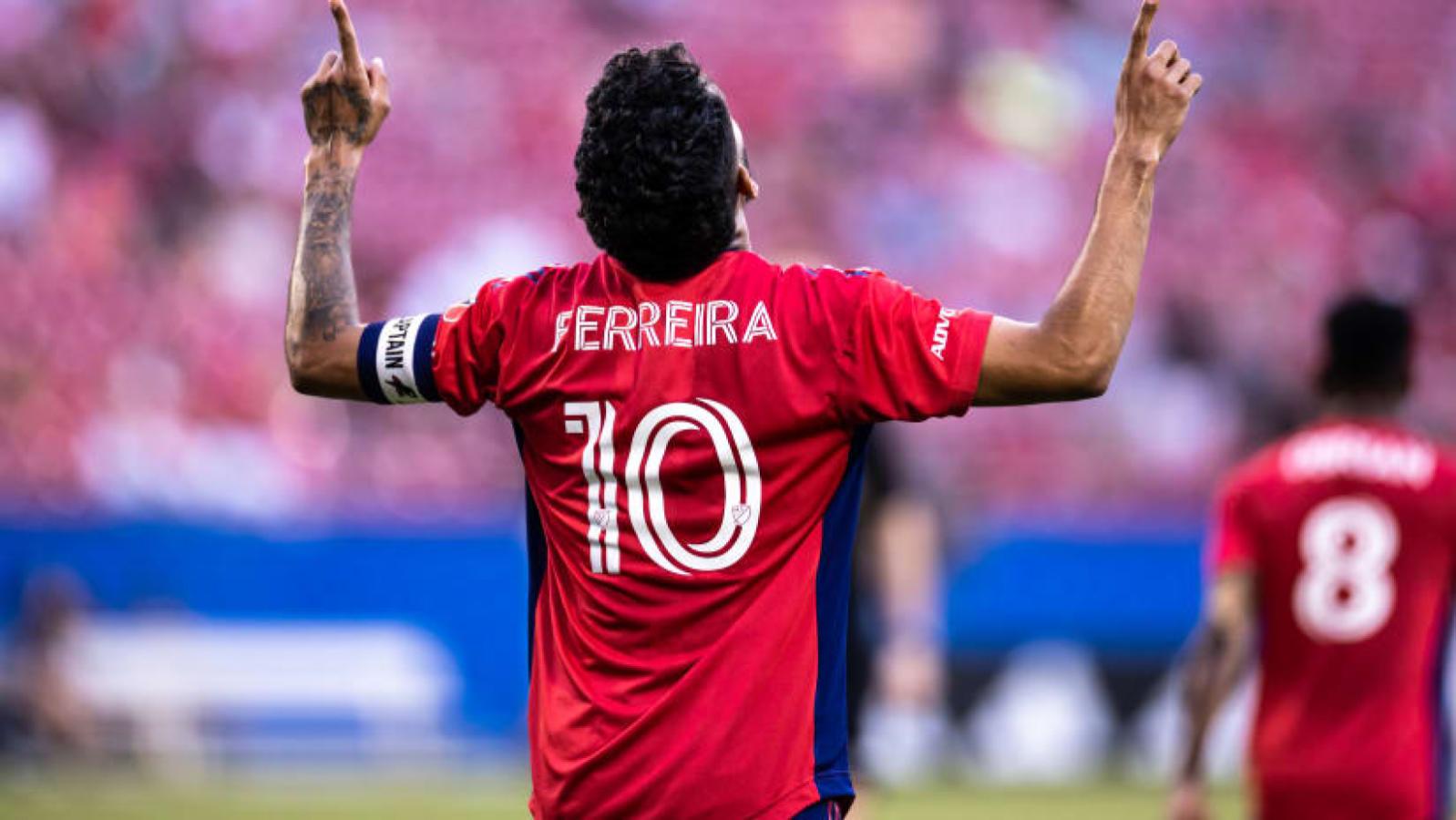 Imagen A Velasco le ofrecieron la 10 y la cinta de capitán que portaba Jesús Ferreira para convencerlo de que siga.