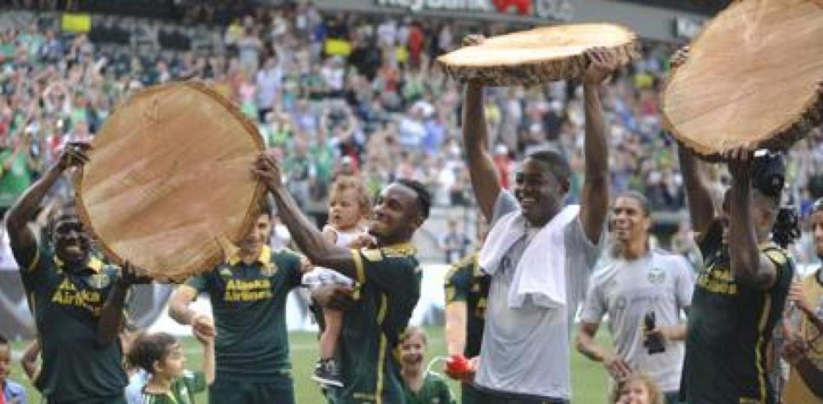Imagen Los jugadores de Portland con sus troncos como trofeo.