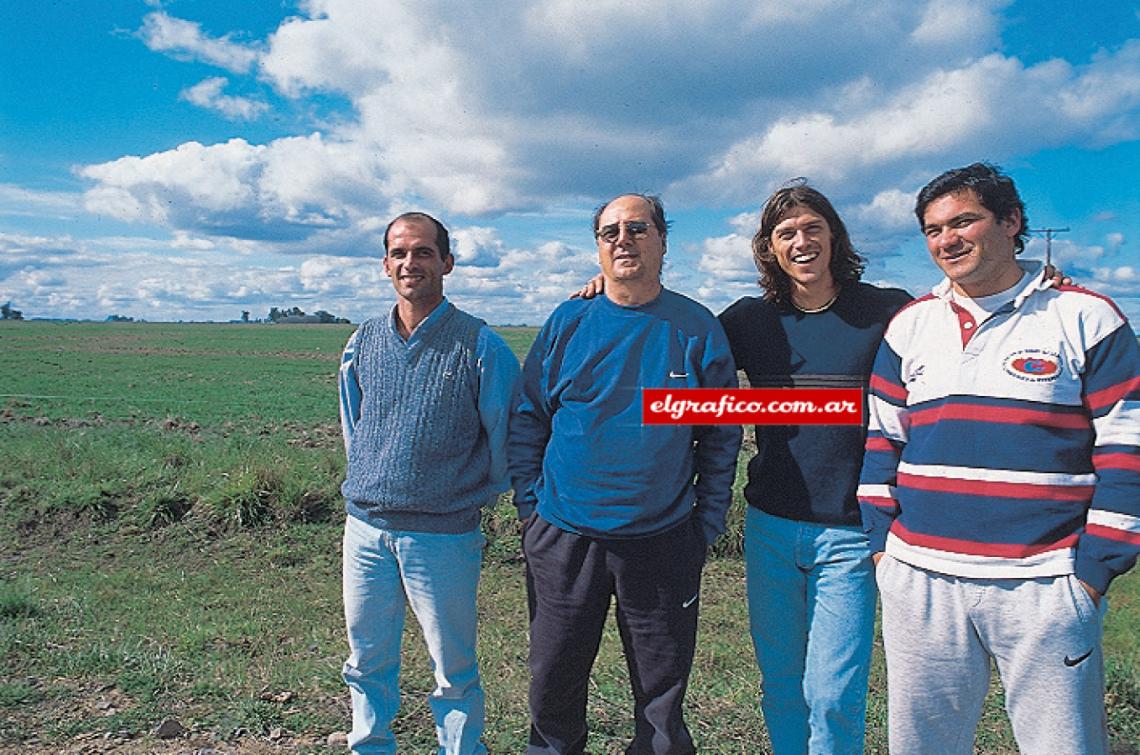 Imagen Entre papá Oscar (con anteojos) y sus cuñados Alberto y Martín, los maridos de sus hermanas Silvina y Carolina.