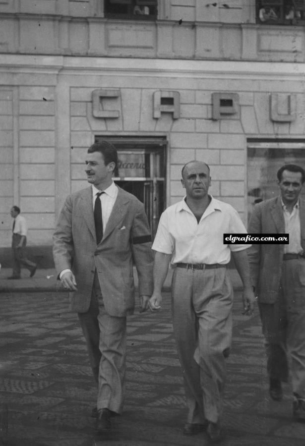 Boye Mario con Pascucci en las calles de Genova.