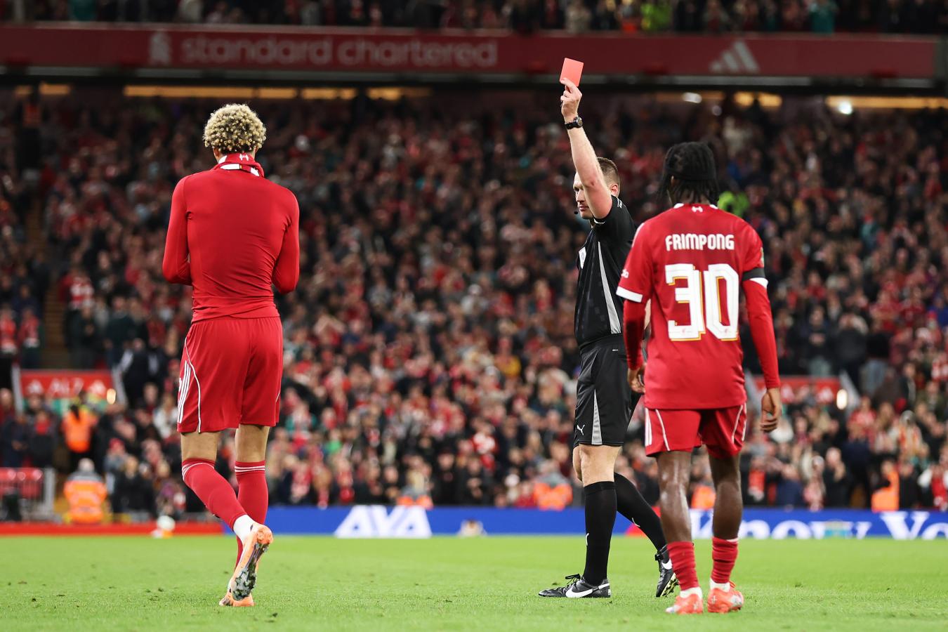 Imagen Ekitike ve la tarjeta roja tras festejar su gol sin su camiseta.
