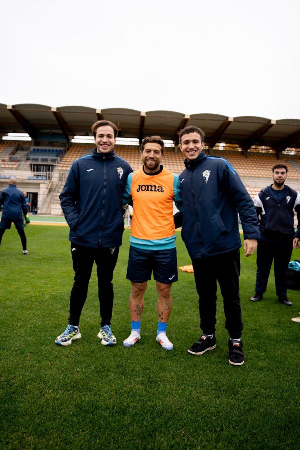 Imagen Los Mellizos Sarra disfrutaron el entrenamiento y se fotografiaron con el Papu Gómez. Foto: Manchego Prensa