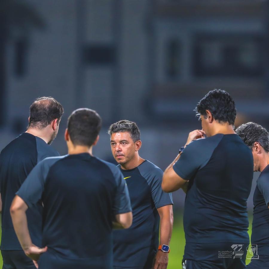 Imagen Una de las últimas imágenes de Gallardo con su cuerpo técnico como entrenador de Al Ittihad.