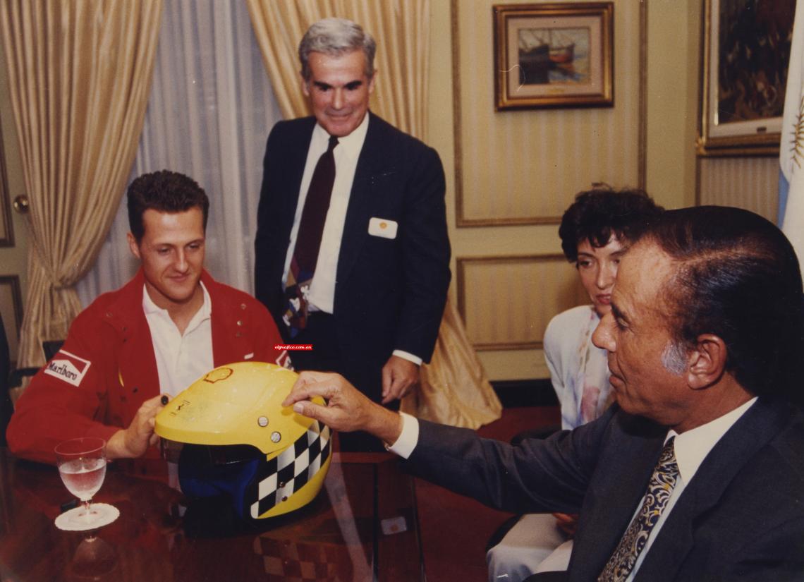 Imagen Miércoles 3 por la tarde. El presidente Carlos Saúl Menem y Michael Schumacher en Olivos. Ante la mirada de Jorge Brea -presidente de Shell- el piloto alemán le obsequió un casco autografiado y le anticipó: 