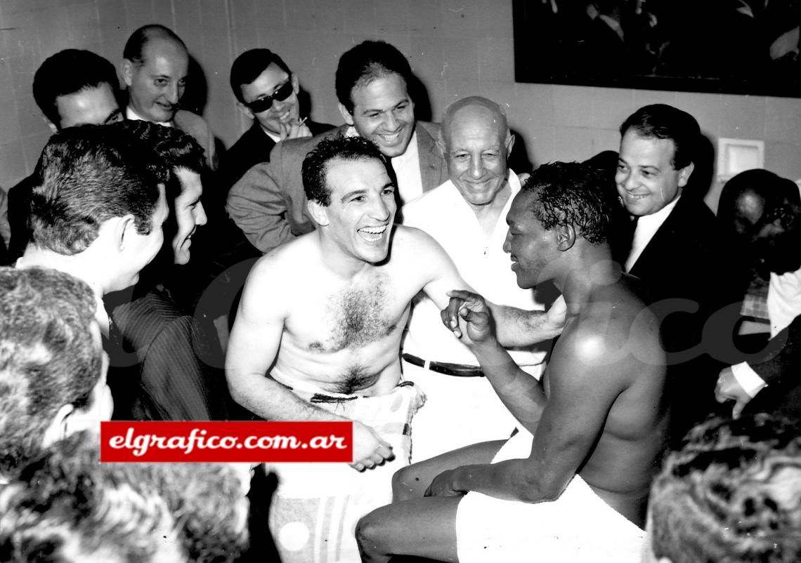 Morgan lo abrazó y en seguida confesó su extrañeza: "¿Cómo usted no ser campeón del mundo?, usted ser muy bueno, yo saber que peleó con Laguna, con Ortiz, con Brown, con Lopopolo". Locche volvió a sonreír: "No te aflijás, Morgan. Ninguno de ellos me tocó: vos fuiste el más difícil". Otro abrazo. ¡Qué lindo final!